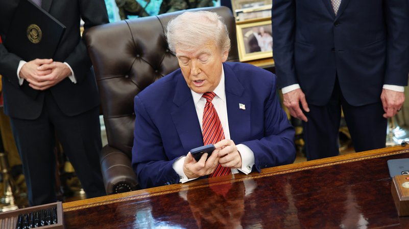 Der US-Präsident mit einem Handy am Schreibtisch | Bild: CNP/Picture Alliance Der US-Präsident mit einem Handy am Schreibtisch