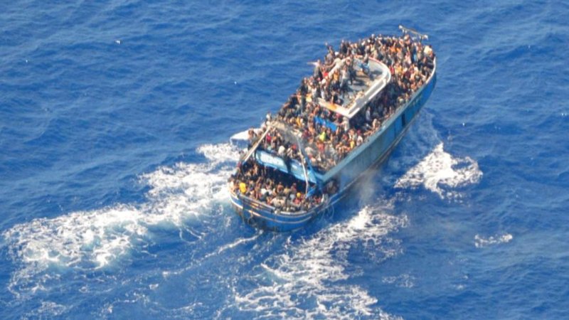 Ein Foto der griechischen Küstenwache zeigt Migranten an Bord eines Bootes während einer Rettungsaktion, bevor ihr Boot auf offener See kenterte.