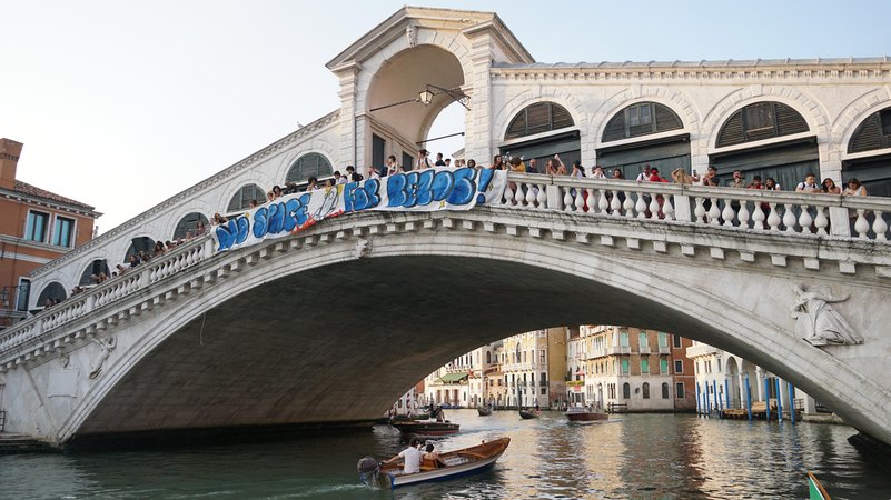 Ein Banner mit der Aufschrift "No space for Bezos" (Kein Platz für Bezos) an der Rialto-Brücke. | Bild: picture alliance / ipa-agency | Andrea Merola Ein Banner mit der Aufschrift "No space for Bezos" (Kein Platz für Bezos) an der Rialto-Brücke.