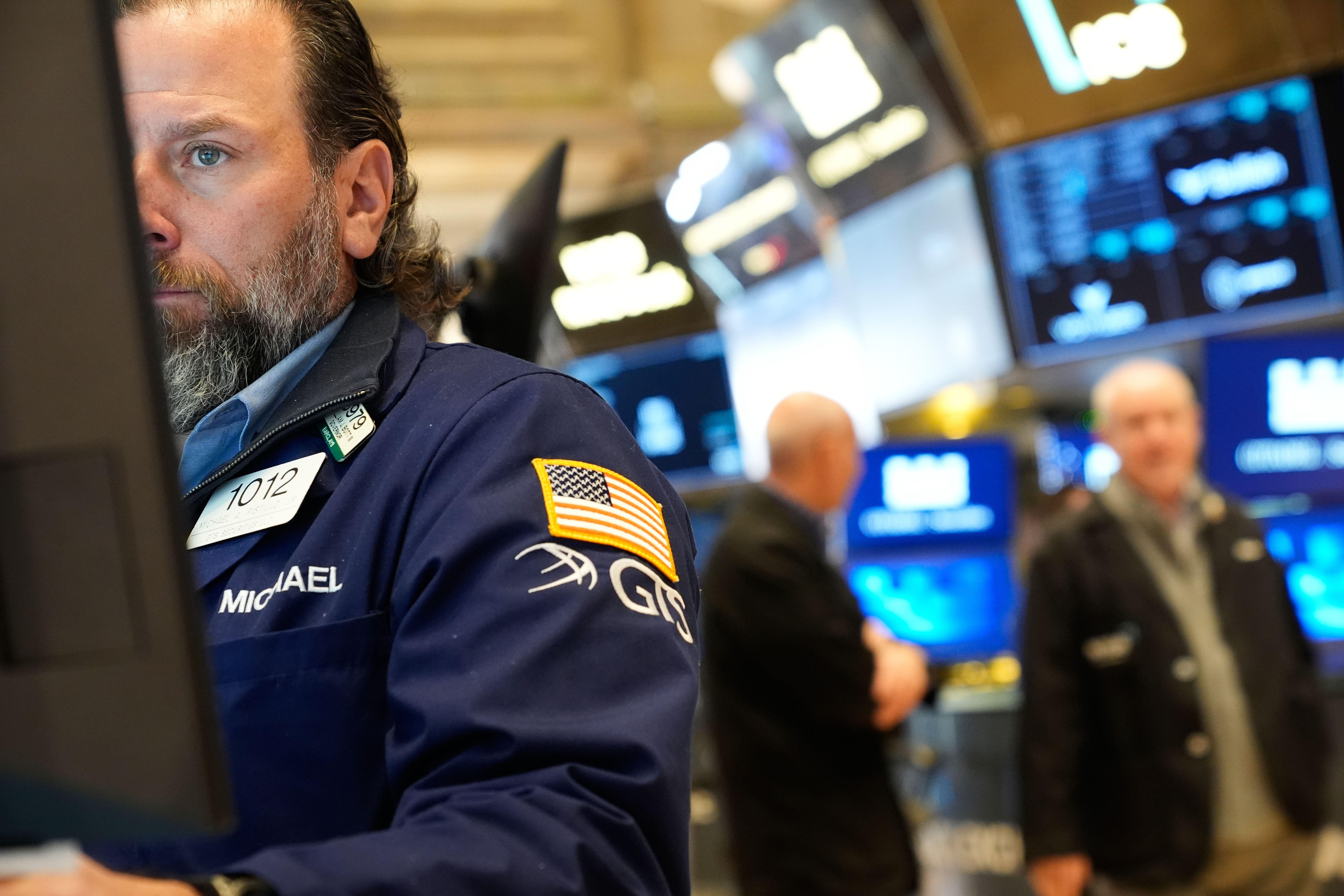 Mann arbeitet auf dem Parkett der Wall Street in New York. 