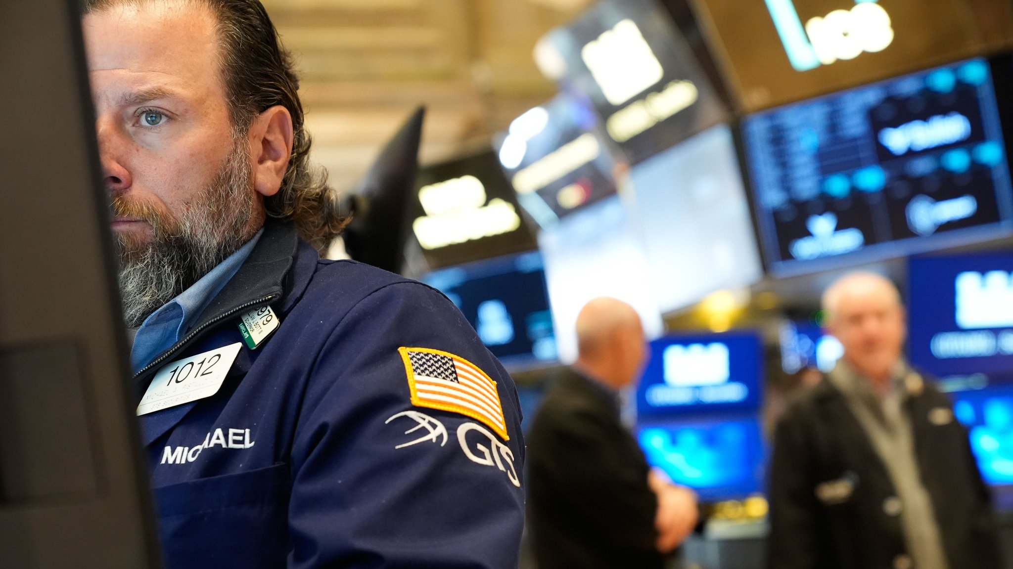 Mann arbeitet auf dem Parkett der Wall Street in New York. 