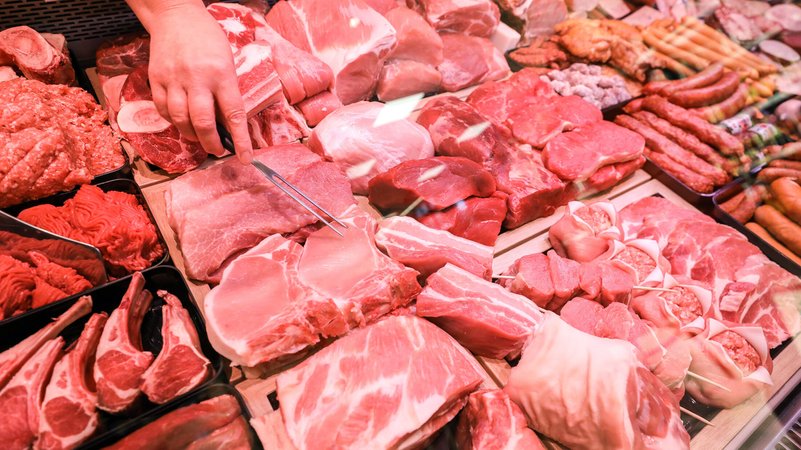 Eine Hand spießt mit einem zweizackigen Spieß Schinken auf, der in einer Fleischtheke liegt. | Bild: dpa-Bildfunk/Jan Woitas Eine Hand spießt mit einem zweizackigen Spieß Schinken auf, der in einer Fleischtheke liegt.