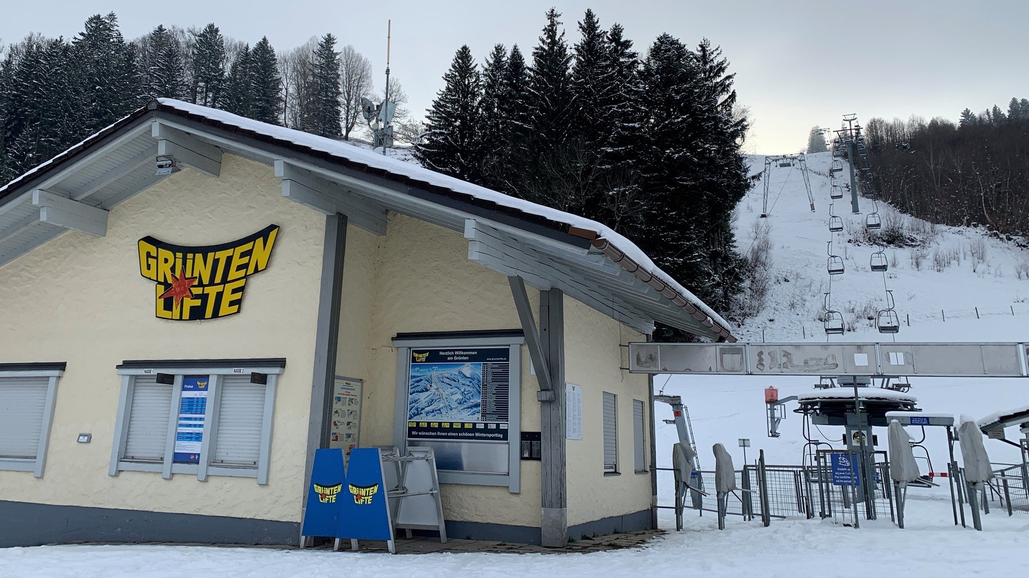 Litfhäuschen und stillstehende Sesselbahn am Grünten im Oberallgäu