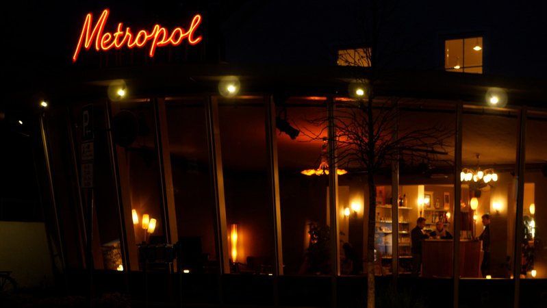 Außenaufnahme des Metropoltheaters bei Nacht