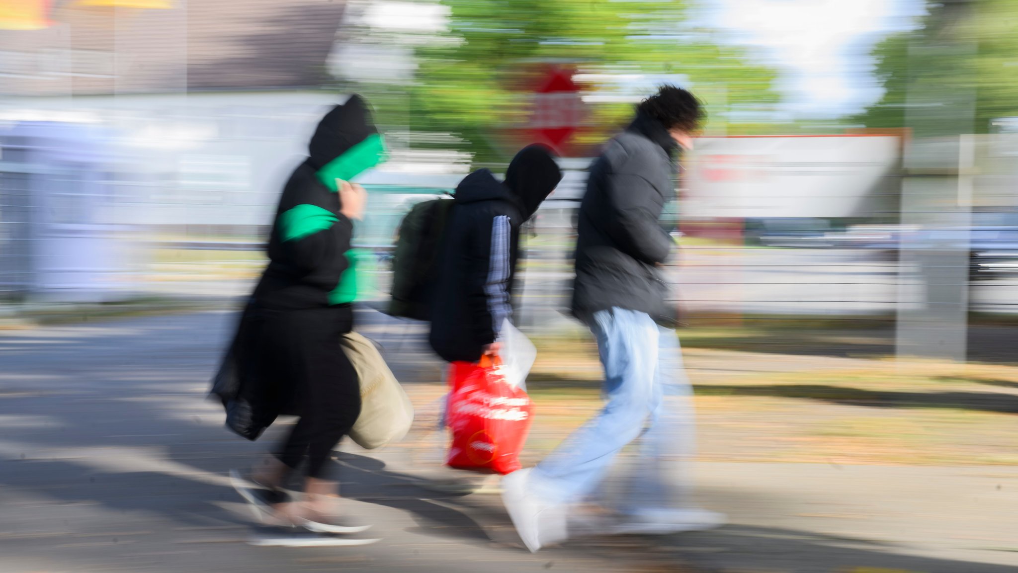 Drei Geflüchtete gehen zur Landesaufnahmebehörde Niedersachsen am Standort Braunschweig