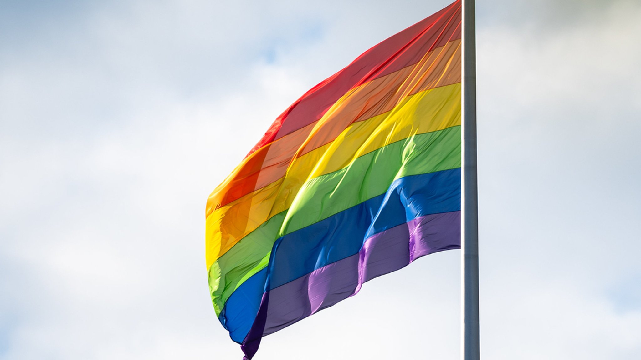 Regenbogenfahne am Reichstag: Wie die Bundespolitik damit umgeht | Bild: dpa-Bildfunk/Christophe Gateau Regenbogenfahne am Reichstag: Wie die Bundespolitik damit umgeht