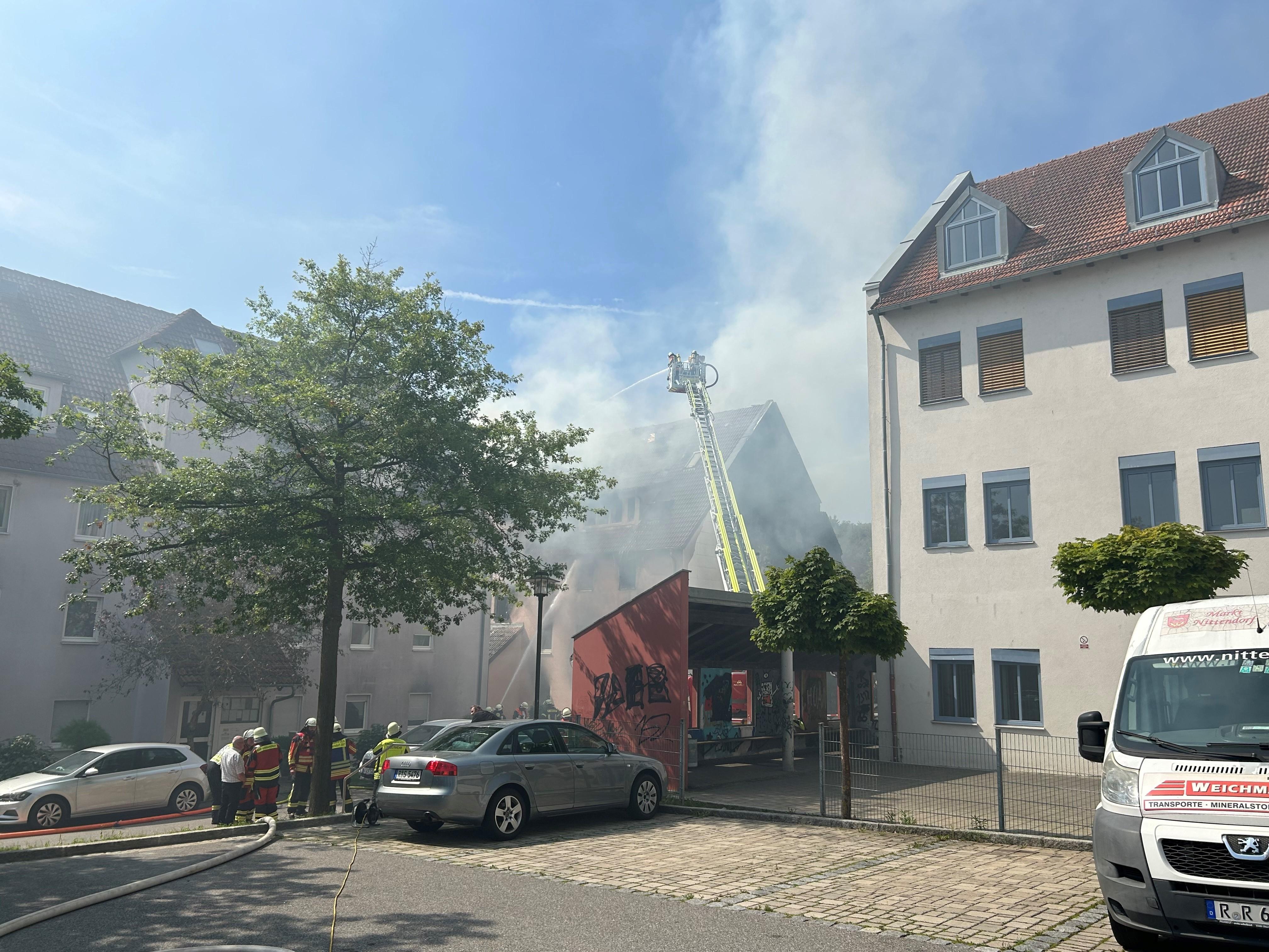 Die Feuerwehr löscht den Brand in Nittendorf mit Drehleitern von oben