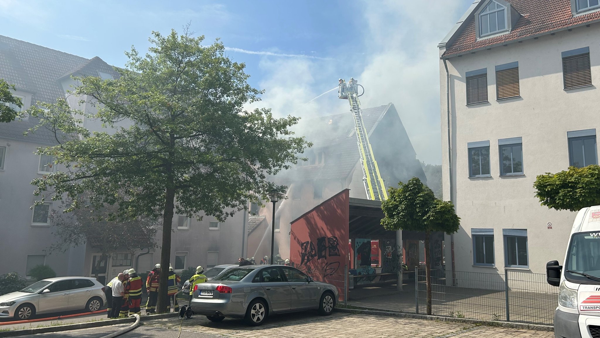 Die Feuerwehr löscht den Brand in Nittendorf mit Drehleitern von oben