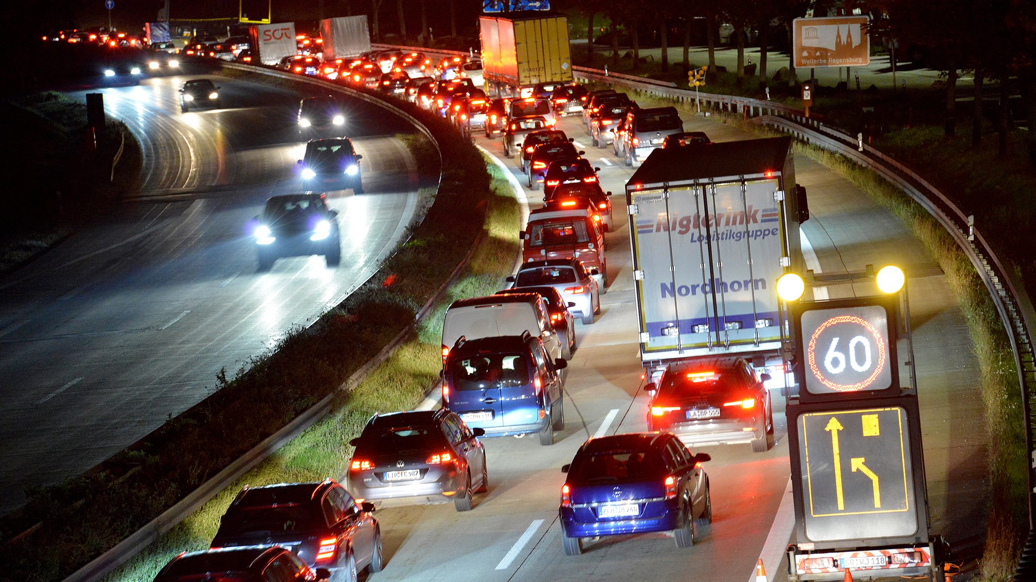 Stau auf der A93 bei Regensburg. 