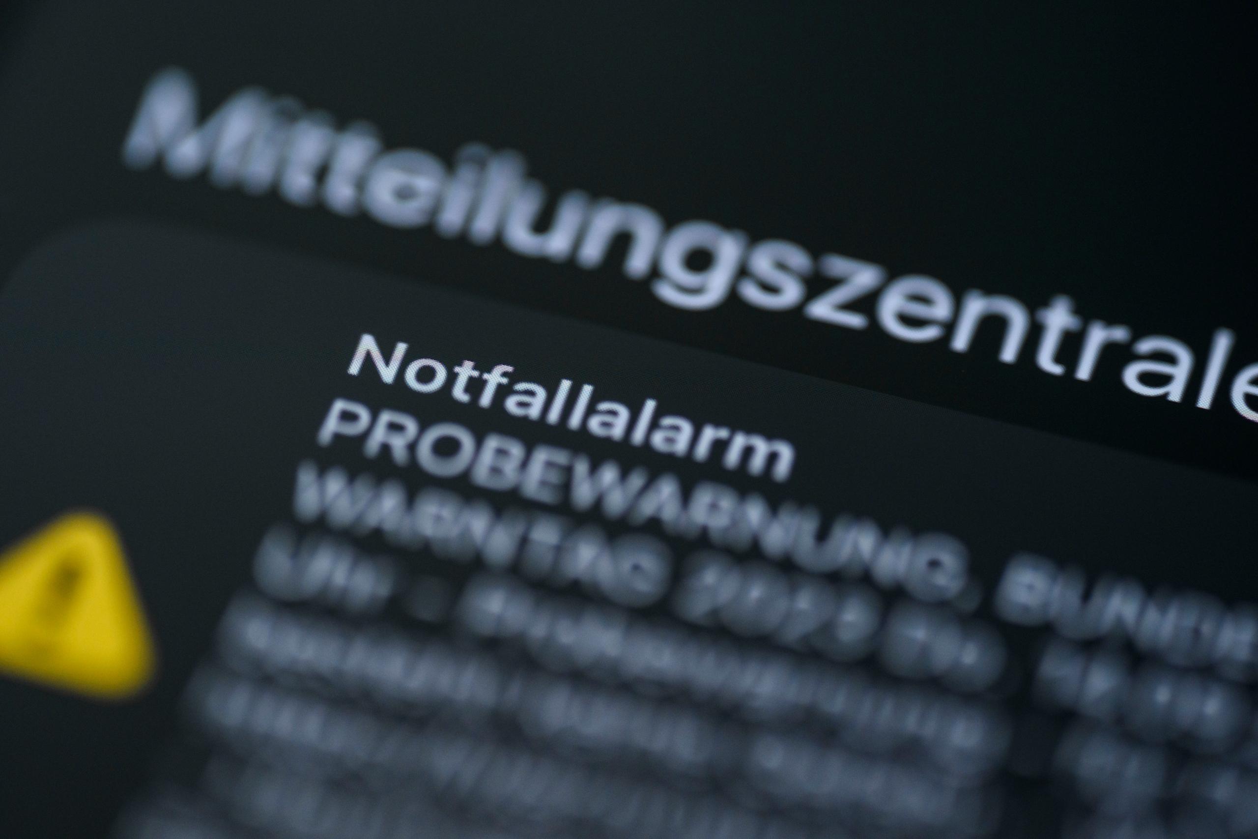 Auf einem Handy wird eine Warnmitteilung zum Probealarm angezeigt. 