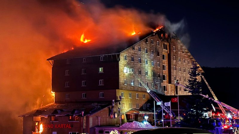 Dutzende Tote nach Brand in türkischem Ski-Hotel | Bild: BR Dutzende Tote nach Brand in türkischem Ski-Hotel