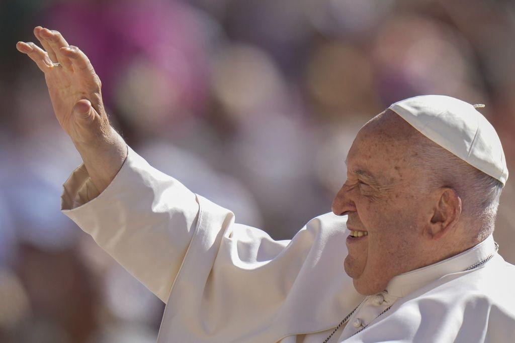 12.06.2024, Vatikanstadt: Papst Franziskus kommt zu seiner wöchentlichen Generalaudienz auf dem Petersplatz im Vatikan an