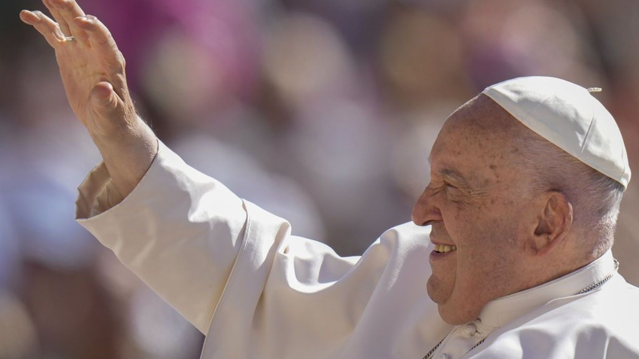 12.06.2024, Vatikanstadt: Papst Franziskus kommt zu seiner wöchentlichen Generalaudienz auf dem Petersplatz im Vatikan an