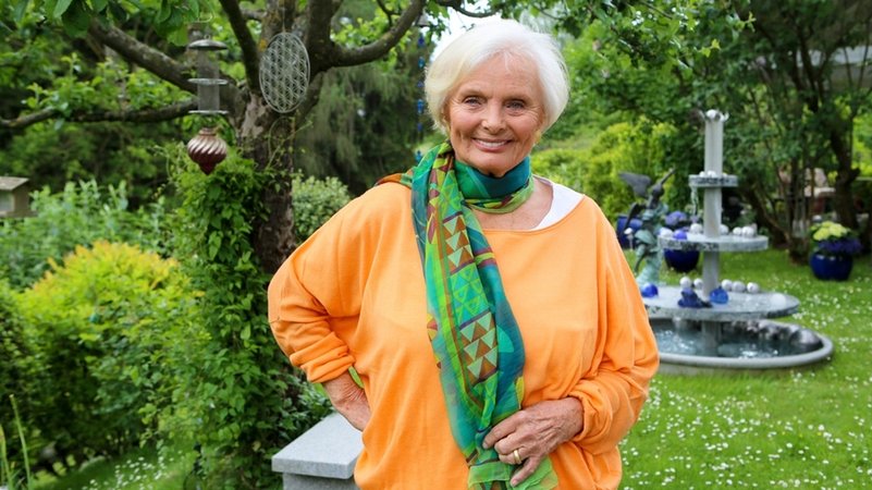 Die Anmut selbst: Kubitschek 2016 in ihrem geliebten Garten | Bild: BR / Oliver Hansen Die Anmut selbst: Kubitschek 2016 in ihrem geliebten Garten