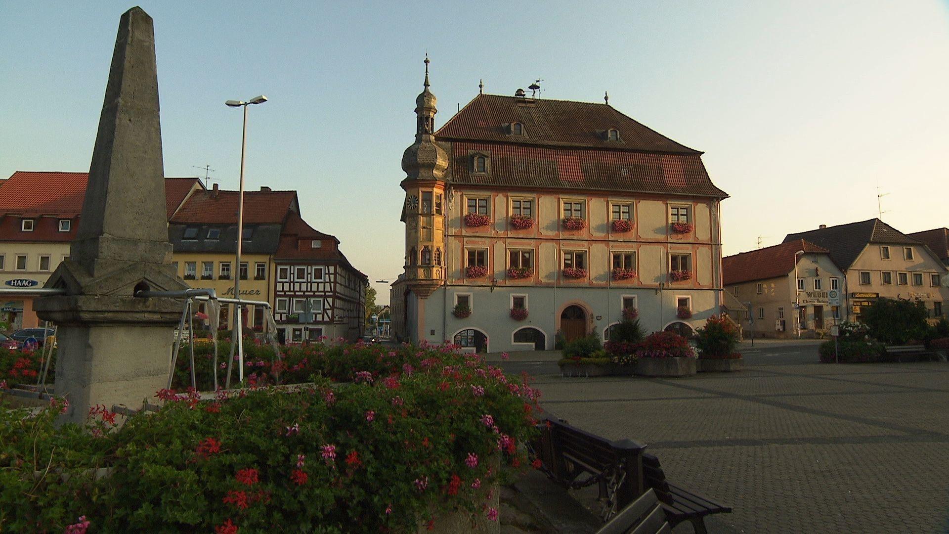 Blick auf den Stadtplatz von Bad Königshofen im Grabfeld. | Bild:BR/Volker Gabriel