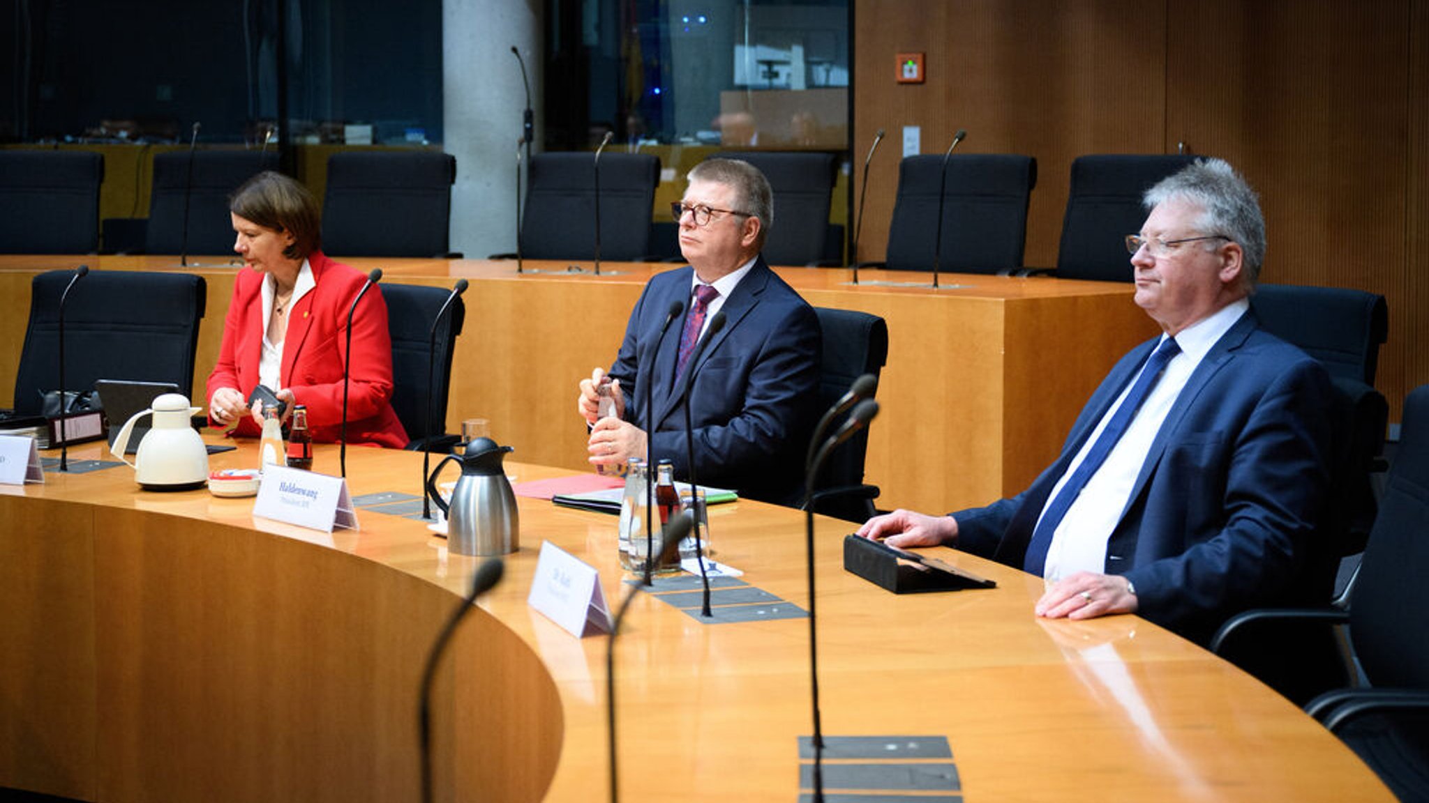 14.10.2024, Berlin: Martina Rosenberg (l-r), Präsidentin des Militärischen Abschirmdienstes (MAD), Thomas Haldenwang, Präsident des Bundesamts für Verfassungsschutz (BfV), und Bruno Kahl, Präsident des Bundesnachrichtendienstes (BND), sitzen zu Beginn der öffentlichen Sitzung des Parlamentarischen Kontrollgremiums des Deutschen Bundestages im Europasaal im Paul-Löbe-Haus. Das Parlamentarische Kontrollgremium (PKGr) ist für die Kontrolle der Nachrichtendienste des Bundes zuständig.