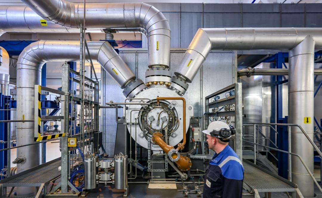 Ein Arbeiter geht am Verdichter des Untergrund-Gasspeichers der VNG AG entlang.