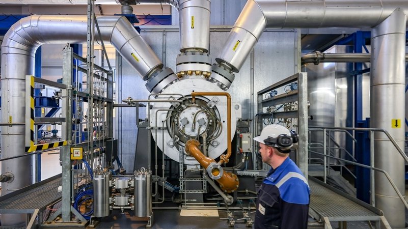 Ein Arbeiter geht am Verdichter des Untergrund-Gasspeichers der VNG AG entlang. | Bild: dpa-Bildfunk/Jan Woitas Ein Arbeiter geht am Verdichter des Untergrund-Gasspeichers der VNG AG entlang.