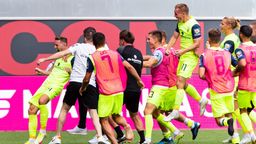 Jubelnde Spieler TSV 1860 München | Bild:picture-alliance/dpa