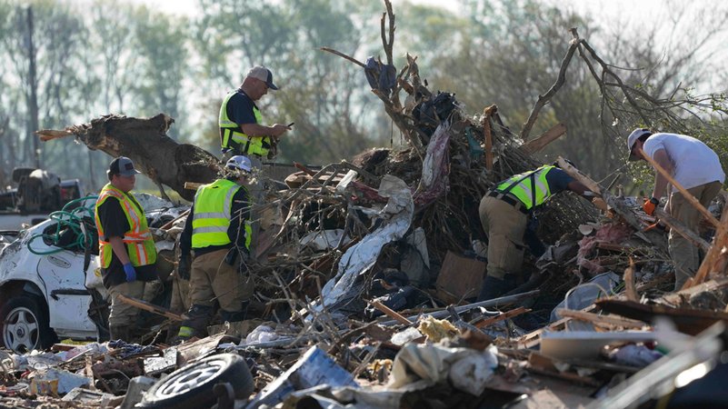 Rettungskräfte klettern durch einen von einem Tornado zerstörten Wohnmobilpark und suchen nach Leichen