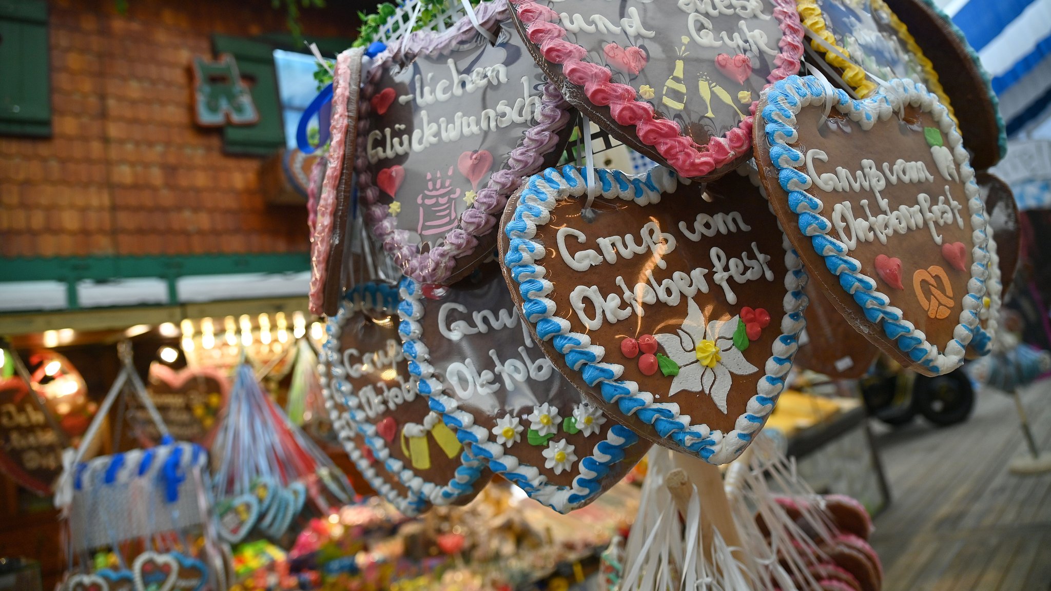 Lebkuchenherzen hängen an einem Stand auf dem diesjährigen Oktoberfest in München. | Bild: pa/dpa/SvenSimon | Frank Hoermann Lebkuchenherzen hängen an einem Stand auf dem diesjährigen Oktoberfest in München.