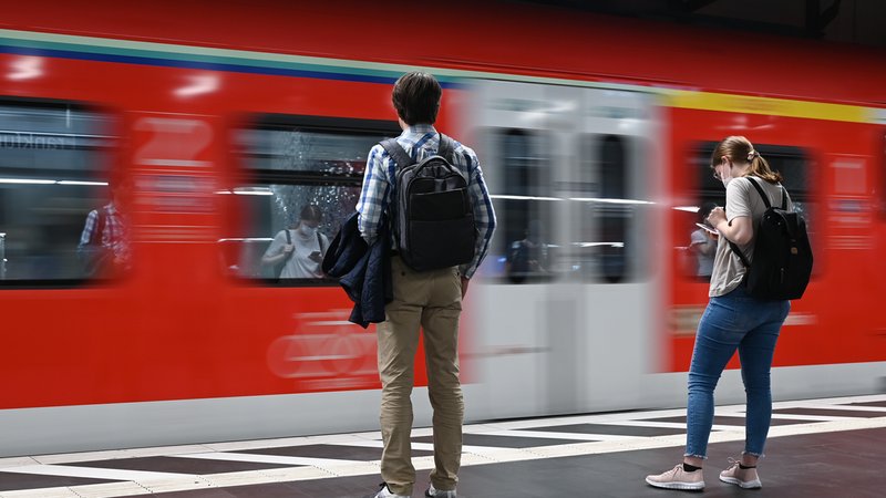 Zugreisende warten auf die Einfahrt einer S-Bahn | Bild: picture alliance/dpa | Arne Dedert Zugreisende warten auf die Einfahrt einer S-Bahn