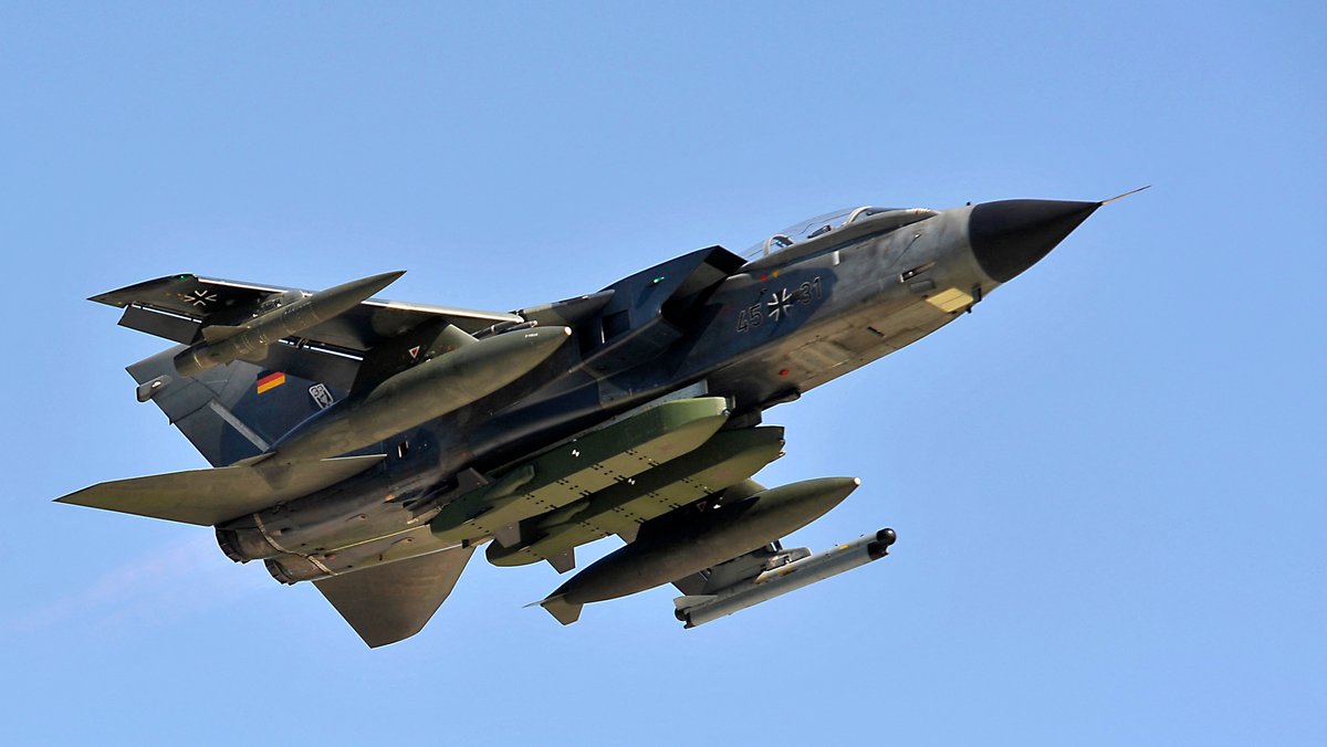 Das Militärflugzeug Modell Tornado in der Luft 