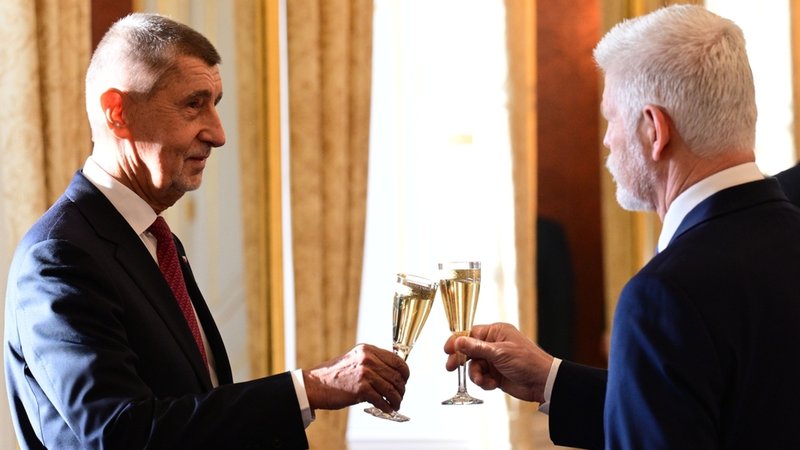 09.12.2025, Tschechien, Prag: Der tschechische Präsident Petr Pavel (r) ernennt Andrej Babiš zum Ministerpräsidenten. | Bild: dpa-Bildfunk/Kamaryt Michal 09.12.2025, Tschechien, Prag: Der tschechische Präsident Petr Pavel (r) ernennt Andrej Babiš zum Ministerpräsidenten.