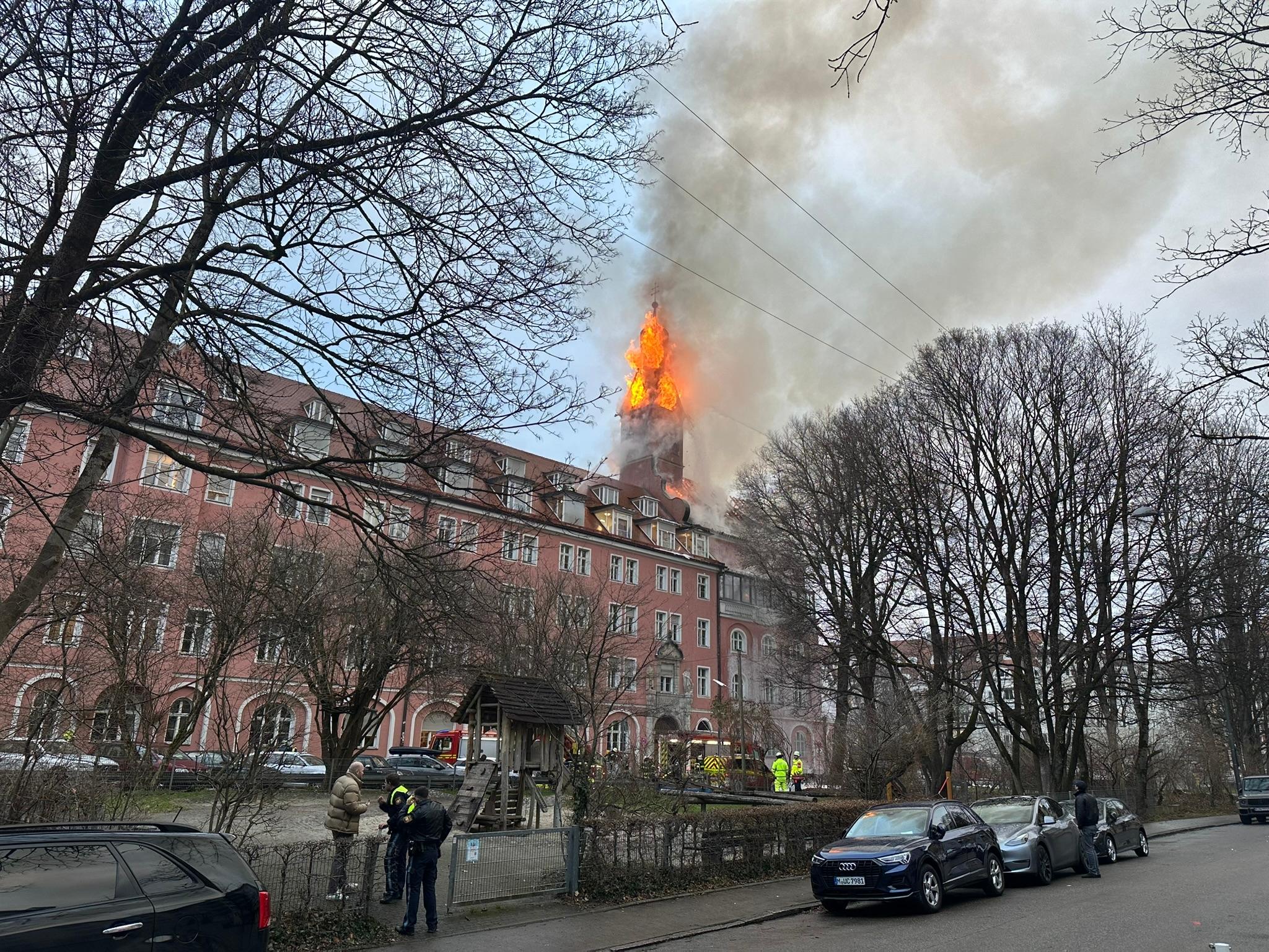 In der Münchner Innenstadt brennt am 24. Dezember der Dachstuhl eines Pflegeheims.