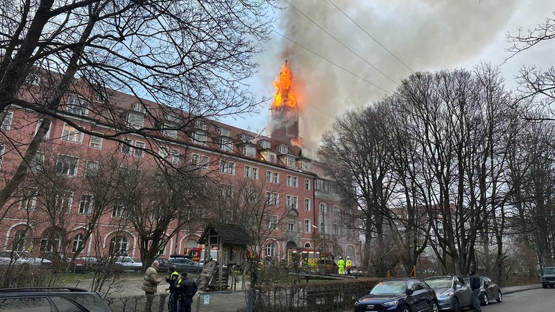 In der Münchner Innenstadt brennt am 24. Dezember der Dachstuhl eines Pflegeheims. | Bild: BR / David Below In der Münchner Innenstadt brennt am 24. Dezember der Dachstuhl eines Pflegeheims.