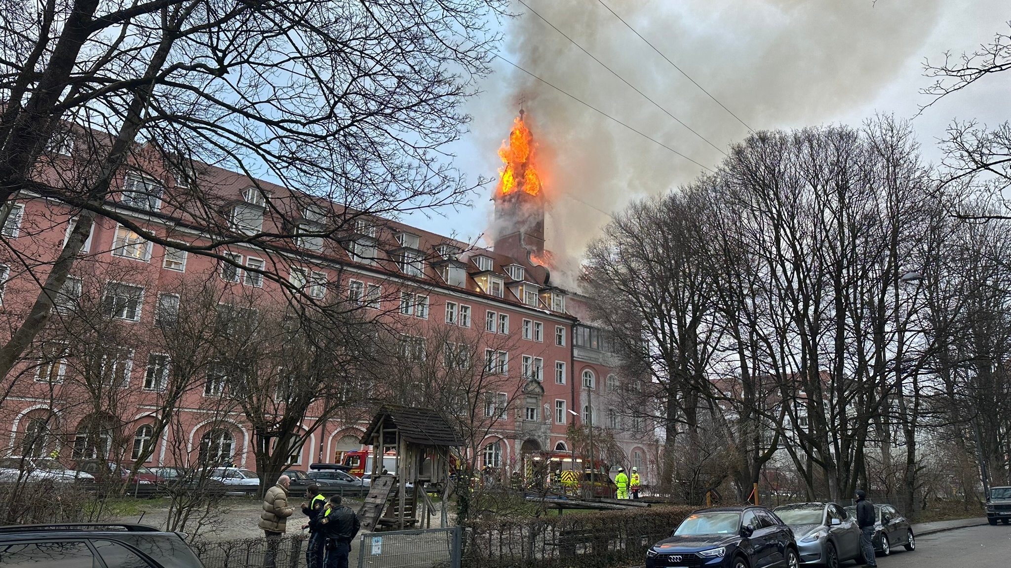 In der Münchner Innenstadt brennt am 24. Dezember der Dachstuhl eines Pflegeheims.