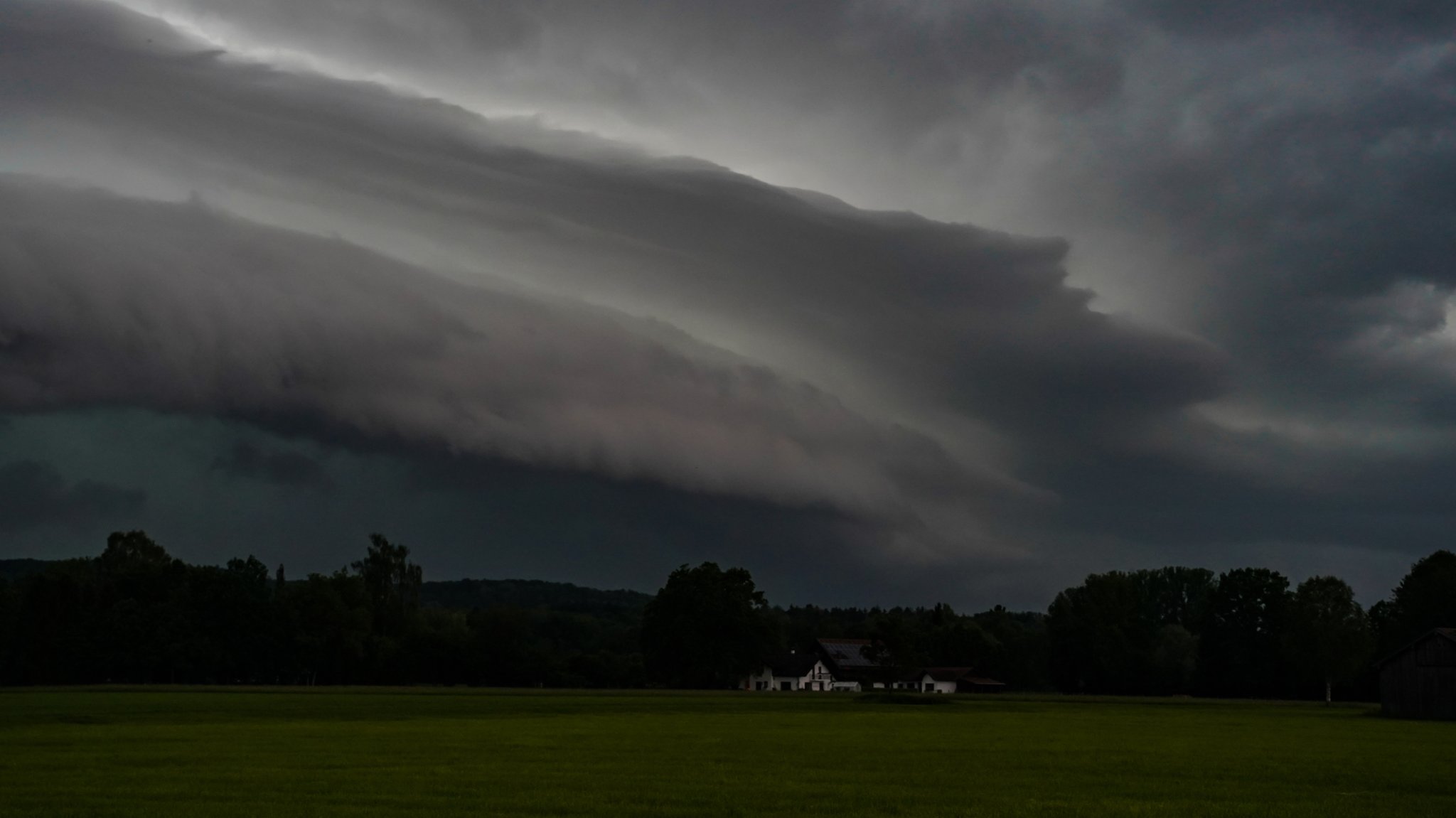 Eine Böenfront bei München zieht auf und bringt ein Gewitter mit Sturmböen und starkem Regen mit sich (Archivbild von Ende Mai) | Bild: pa/dpa/Michael Hutter Eine Böenfront bei München zieht auf und bringt ein Gewitter mit Sturmböen und starkem Regen mit sich (Archivbild von Ende Mai)