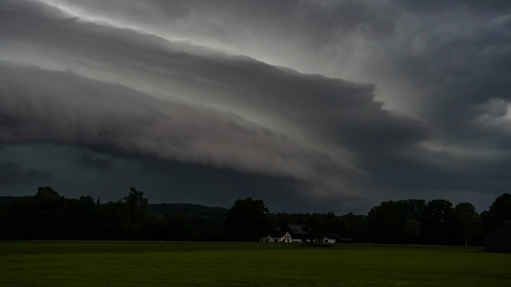 Eine Böenfront bei München zieht auf und bringt ein Gewitter mit Sturmböen und starkem Regen mit sich (Archivbild von Ende Mai)