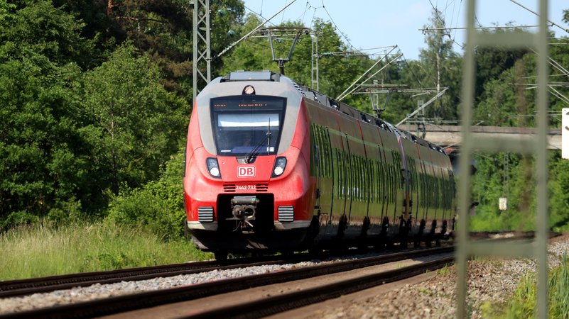 Werdenfelsbahn im Fahren auf der Strecke München - Tutzing | Bild: picture alliance / Wagner | Ulrich Wagner Werdenfelsbahn im Fahren auf der Strecke München - Tutzing