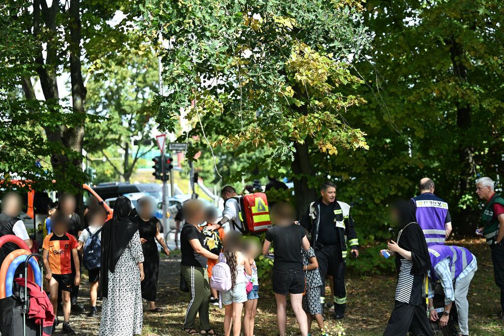 04.09.2025, Berlin: Rettungskräfte sind an der Unfallstelle im Einsatz. Ein Auto ist in Berlin-Wedding in eine Menschengruppe gefahren. Nach ersten Erkenntnissen der Polizei kam der Wagen von der Straße ab, fuhr auf den Gehweg und erfasste mehrere Menschen. (ACHTUNG: Person(en) wurde(n) aus rechtlichen Gründen gepixelt) Foto: Annette Riedl/dpa +++ dpa-Bildfunk +++
