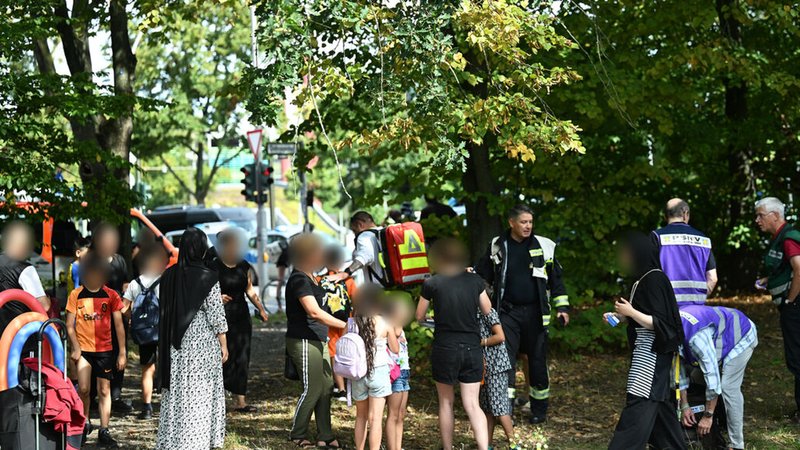 04.09.2025, Berlin: Rettungskräfte sind an der Unfallstelle im Einsatz. Ein Auto ist in Berlin-Wedding in eine Menschengruppe gefahren. Nach ersten Erkenntnissen der Polizei kam der Wagen von der Straße ab, fuhr auf den Gehweg und erfasste mehrere Menschen. (ACHTUNG: Person(en) wurde(n) aus rechtlichen Gründen gepixelt) Foto: Annette Riedl/dpa +++ dpa-Bildfunk +++ | Bild: dpa-Bildfunk/Annette Riedl 04.09.2025, Berlin: Rettungskräfte sind an der Unfallstelle im Einsatz. Ein Auto ist in Berlin-Wedding in eine Menschengruppe gefahren. Nach ersten Erkenntnissen der Polizei kam der Wagen von der Straße ab, fuhr auf den Gehweg und erfasste mehrere Menschen. (ACHTUNG: Person(en) wurde(n) aus rechtlichen Gründen gepixelt) Foto: Annette Riedl/dpa +++ dpa-Bildfunk +++