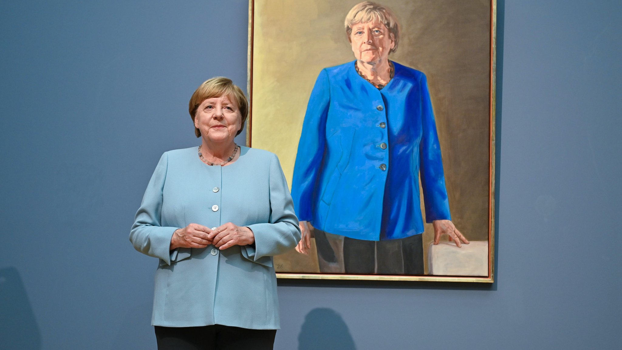 Kanzlerin in blau - Merkel stellt ihr Portrait vor