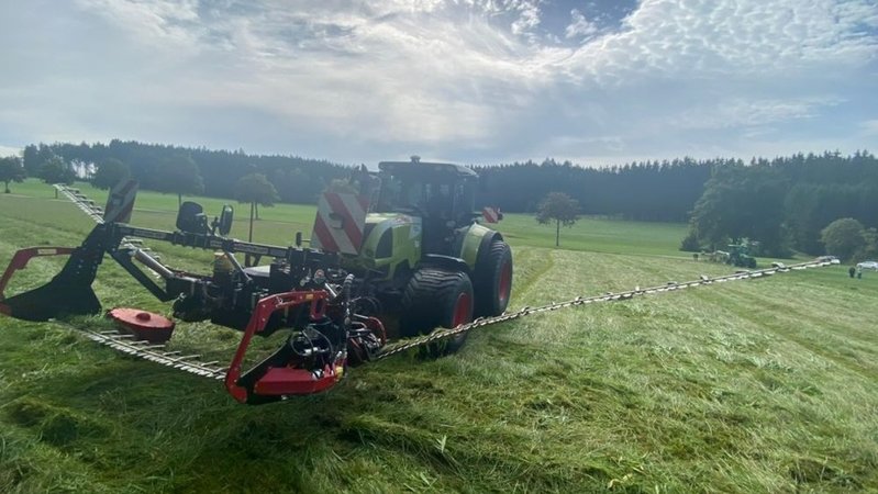 Traktor mit Doppelmesser-Technik im Gegenlicht auf einer Wiese im Unterallgäu | Bild: BR/Cornelia Benne Traktor mit Doppelmesser-Technik im Gegenlicht auf einer Wiese im Unterallgäu