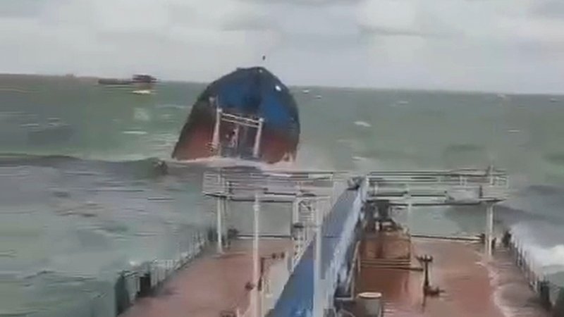 Öltanker vor der Krim in Seenot | Bild: Uncredited/The Russian Southern Transport Prosecutor's Office via AP/dpa Öltanker vor der Krim in Seenot