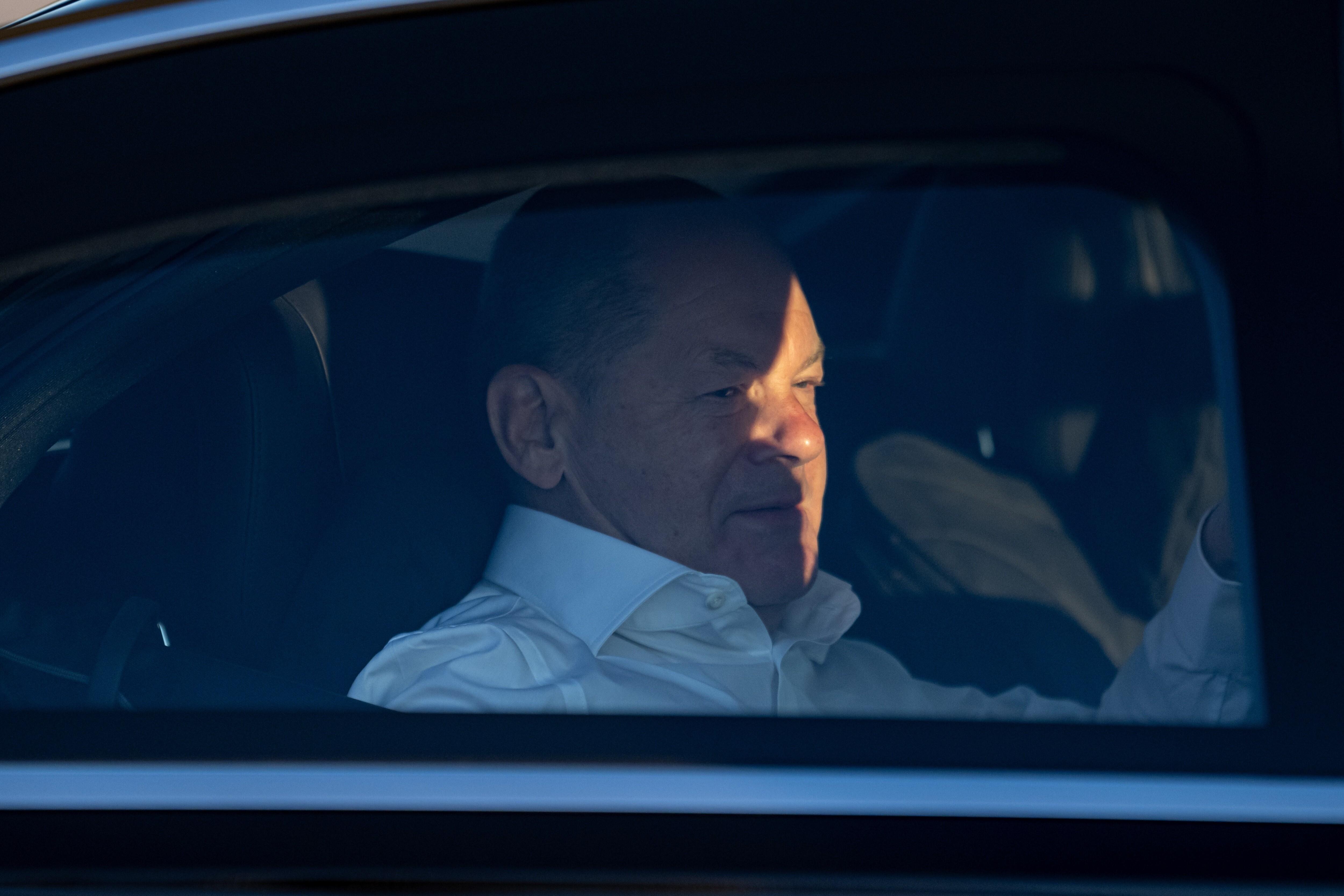 Olaf Scholz (SPD), geschäftsführenden Bundeskanzler, kommt vor einer Reise nach Rom zur Trauerfeier für den verstorbenen Papst Franziskus auf dem Flugfeld des militärischen Teil vom Flughafen Berlin Brandenburg an.