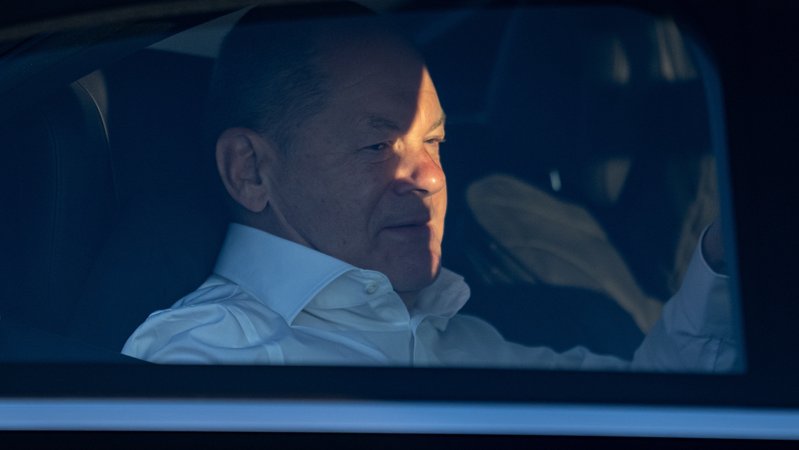 Olaf Scholz (SPD), geschäftsführenden Bundeskanzler, kommt vor einer Reise nach Rom zur Trauerfeier für den verstorbenen Papst Franziskus auf dem Flugfeld des militärischen Teil vom Flughafen Berlin Brandenburg an. | Bild: picture alliance/dpa | Fabian Sommer Olaf Scholz (SPD), geschäftsführenden Bundeskanzler, kommt vor einer Reise nach Rom zur Trauerfeier für den verstorbenen Papst Franziskus auf dem Flugfeld des militärischen Teil vom Flughafen Berlin Brandenburg an.