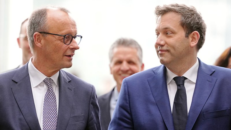 Friedrich Merz, CDU-Chef (l.) mit Lars Klingbeil, Co-SPD-Chef, im Hintergrund CDU-Politiker Thorsten Frei | Bild: picture alliance/dpa|Kay Nietfeld Friedrich Merz, CDU-Chef (l.) mit Lars Klingbeil, Co-SPD-Chef, im Hintergrund CDU-Politiker Thorsten Frei