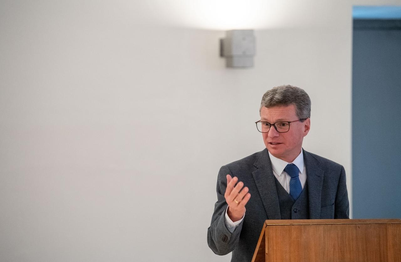 Bayern, München: Bernd Sibler (CSU) spricht auf einer Pressekonferenz in München | Bild: picture alliance/Lino Mirgeler/dpa Bayern, München: Bernd Sibler (CSU) spricht auf einer Pressekonferenz in München