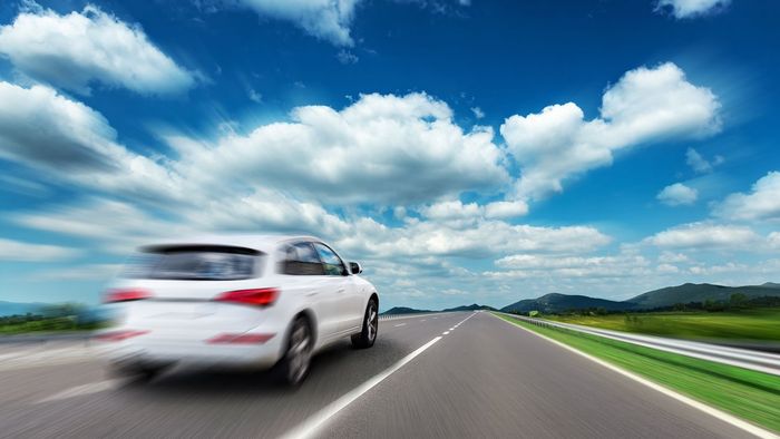 Knapp 100 km/h zu schnell: Fahrer droht Fahrverbot | BR24