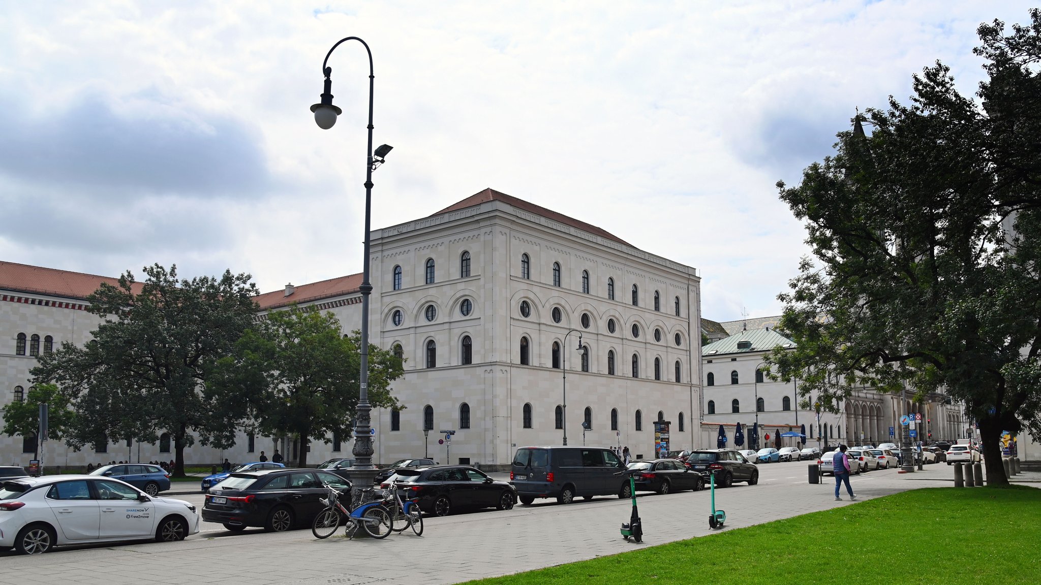 Stadt Muenchen,Schwabing,Leopoldstrasse,Ludwig Maximilians Universitaet | Bild: picture alliance / SvenSimon | Frank Hoermann / SVEN SIMON Stadt Muenchen,Schwabing,Leopoldstrasse,Ludwig Maximilians Universitaet