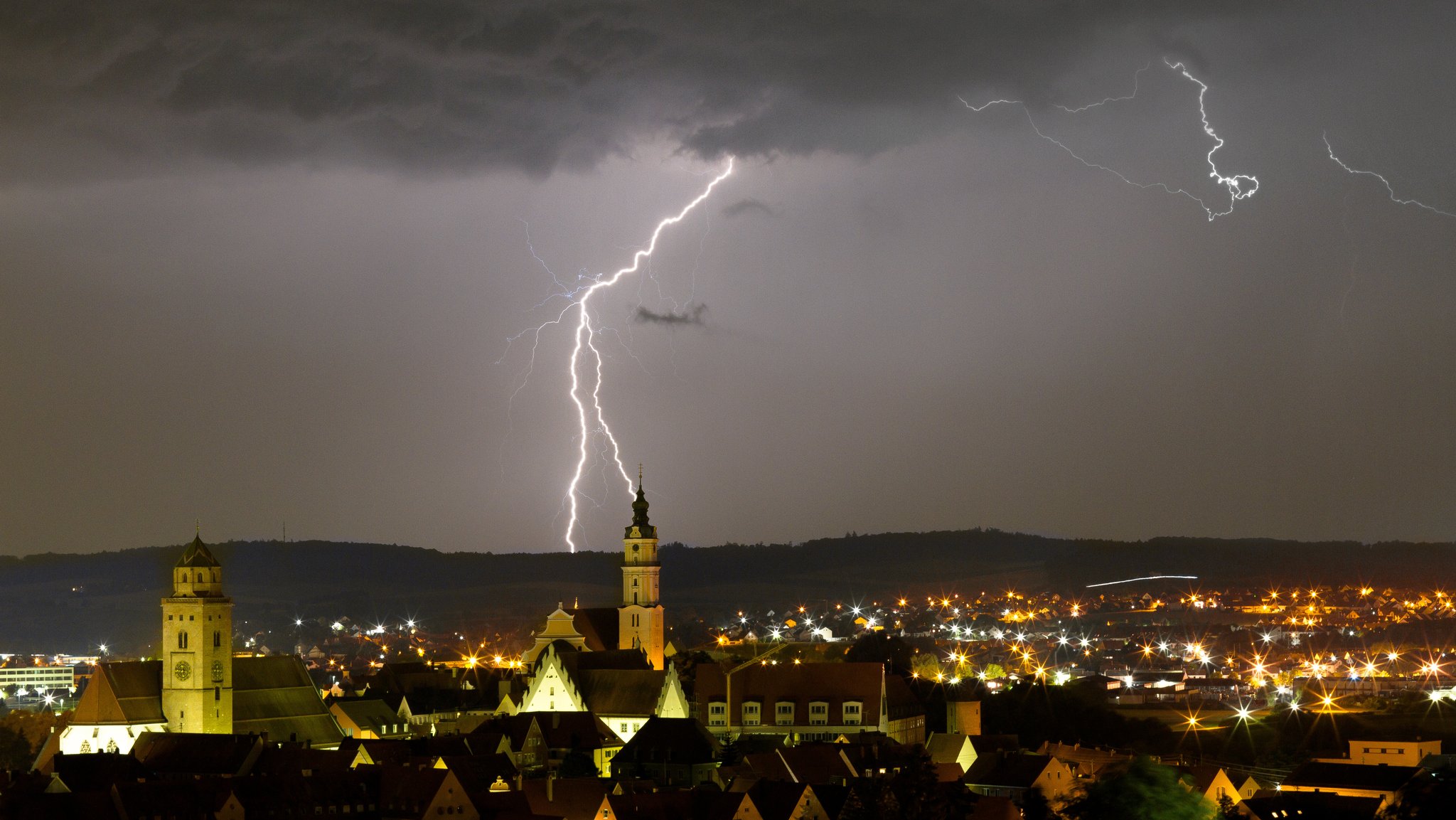 Donauwörth bei Nacht mit Gewitter.