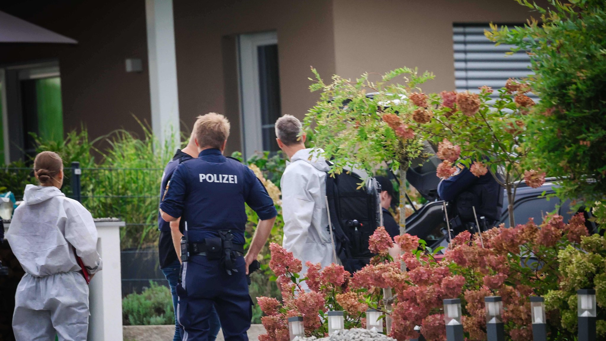 5.9.2024 - Nach dem mutmaßlichen Attentatsversuch in München, bei dem ein tatverdächtiger 18-Jähriger von der deutschen Polizei erschossen wurde, war am späten Donnerstagnachmittag, 5. September 2024, am Wohnsitz des zuletzt in der Flachgauer Gemeinde Neumarkt am Wallersee gemeldeten Österreichers eine Polizeiaktion im Laufen.