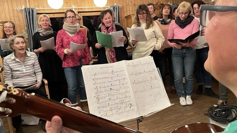 Chor aus Weßling übt für ein Benefizkonzert.
