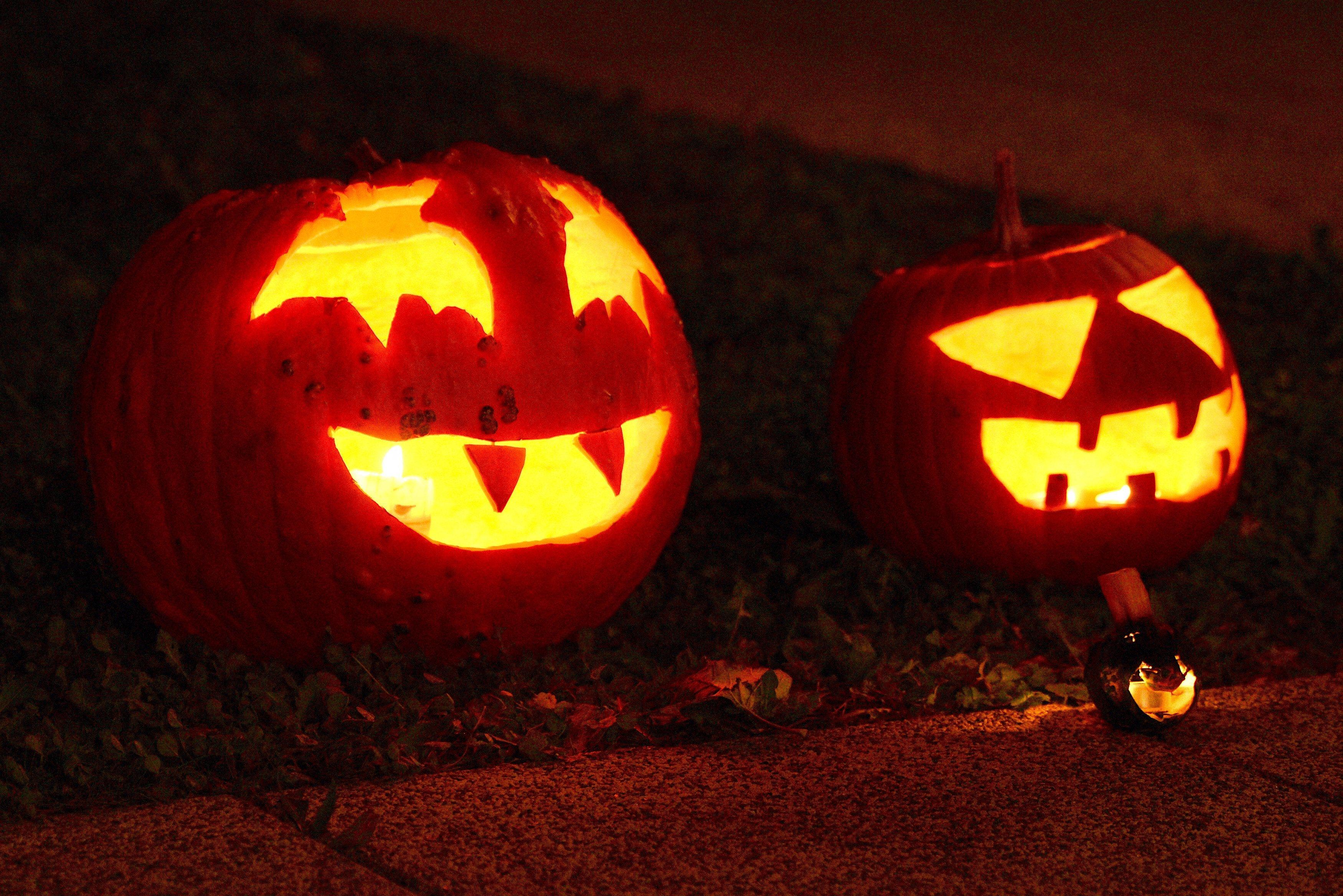Beleuchtete Kürbisse