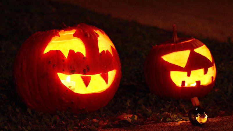 Beleuchtete Kürbisse | Bild: picture alliance / abaca | Roses Nicolas/ABACA Beleuchtete Kürbisse